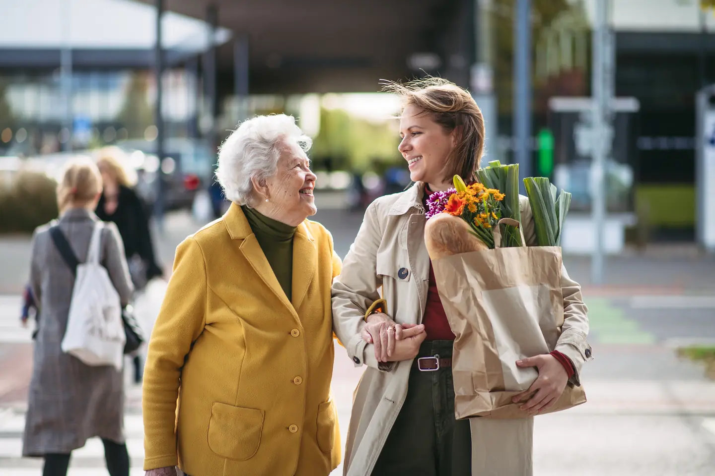 Seniorin beim Einkaufen mit Betreuerin